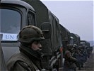 ... sitzen die Soldaten ab und stellen die Bewachung der Fahrzeuge sicher. (Bild öffnet sich in einem neuen Fenster)