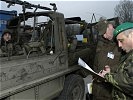 Mit Hilfe einer detaillierten Checkliste werden die Soldaten überprüft. (Bild öffnet sich in einem neuen Fenster)