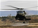 ... und ein Black-Hawk-Hubschrauber im Einsatz. (Bild öffnet sich in einem neuen Fenster)