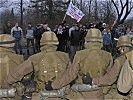 Aber die Soldaten bleiben ruhig und besonnen, aber bestimmt. (Bild öffnet sich in einem neuen Fenster)