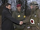 ... und begrüßt die Soldaten. (Bild öffnet sich in einem neuen Fenster)