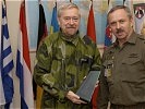 Der Übungsleiter Oberst Mereiter mit dem schwedischen Delegationsleiter. (Bild öffnet sich in einem neuen Fenster)