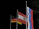 ... ziehen die Nationalflaggen in den Abendwind. (Bild öffnet sich in einem neuen Fenster)