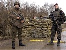 Multinationale Zusammenarbeit am Checkpoint. (Bild öffnet sich in einem neuen Fenster)