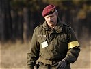 Der Übungsleiter Oberst Gerhard Mereiter beim inspizieren der Truppe. (Bild öffnet sich in einem neuen Fenster)