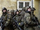 Deutschen Soldaten dringen in das Gebäude ein. (Bild öffnet sich in einem neuen Fenster)
