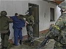 Die Verdächtigen werden durchsucht ... (Bild öffnet sich in einem neuen Fenster)