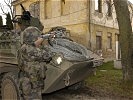 Nach einem anonymen Hinweis umstellt die Peace Force ein verdächtiges Haus. (Bild öffnet sich in einem neuen Fenster)