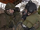 Der österreichische Kompaniekommandant weist die eingetroffene MP ein. (Bild öffnet sich in einem neuen Fenster)