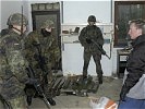 Ein illegales Waffenlager wird entdeckt. (Bild öffnet sich in einem neuen Fenster)