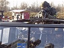 Die Soldaten der Peace Force erwidern das Feuer auf den Angreifer.