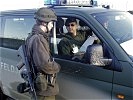 Nach der Flucht verfolgt die Militärpolizei den Attentäter. (Bild öffnet sich in einem neuen Fenster)