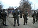 Eine Menschenmenge versammelt sich vor dem Camp.
