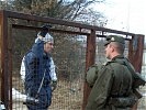 Später spricht der Kommandant der MFOR-Soldaten mit dem Rädelsführer. (Bild öffnet sich in einem neuen Fenster)