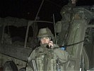 Am Unfallort alarmiert die MFOR-Patrouille weitere Kräfte.