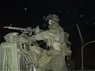 Die Soldaten sichern das Gelände rund um den Verletzten. (Bild öffnet sich in einem neuen Fenster)
