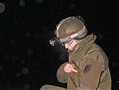 Während sich ein Spezialist des EOD-Teams darauf vorbereitet ... (Bild öffnet sich in einem neuen Fenster)