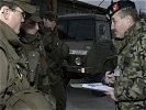 Ein Major der polnischen Armee im Gespräch mit den kontollierten Soldaten. (Bild öffnet sich in einem neuen Fenster)