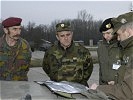2 mulltinationalen PfP-Offiziere bei der Einweisung in die Lage. (Bild öffnet sich in einem neuen Fenster)
