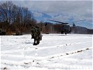 Anlandung von Soldaten aus der Luft. (Bild öffnet sich in einem neuen Fenster)