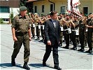 Minister Platter und Brigadekommandant Polajnar beim Abschreiten der Front. (Bild öffnet sich in einem neuen Fenster)