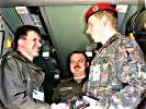 Ein deutscher Kamerad im Gespräch mit einem österreichischen Fernmelder. (Bild öffnet sich in einem neuen Fenster)