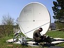 Verbindung in die Heimat über Satellit.