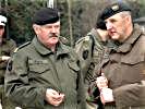 Generalleutnant Entacher und Brigadier Prader. (Bild öffnet sich in einem neuen Fenster)