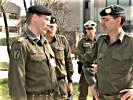 Brigadier Anton Oschep, rechts, im Gespräch mit Major Christian Riener. (Bild öffnet sich in einem neuen Fenster)