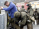 Ein Zivilist wird nach Waffen durchsucht. (Bild öffnet sich in einem neuen Fenster)
