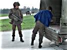 ... untersuchen die Soldaten ... (Bild öffnet sich in einem neuen Fenster)