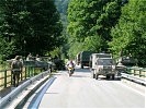 Mit Panzern und Fahrzeugen wird die Zufahrt zu dieser Brücke kontrolliert. (Bild öffnet sich in einem neuen Fenster)