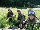 Während Opfer und Sanitäter warten ... (Bild öffnet sich in einem neuen Fenster)
