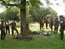 Die Versorgung des Verletzten wird durch ein Überprüfungsteam bewertet. (Bild öffnet sich in einem neuen Fenster)