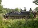Ein Panzer sichert inzwischen die Landung des Helikopters. (Bild öffnet sich in einem neuen Fenster)