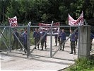 Während sich draußen Demonstranten formieren ... (Bild öffnet sich in einem neuen Fenster)