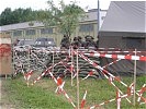 ... halten sich hinter den Sperren weitere Reservekräfte bereit. (Bild öffnet sich in einem neuen Fenster)
