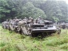 Voll besetzte Schützenpanzer ... (Bild öffnet sich in einem neuen Fenster)