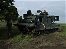 Ein Bergepanzer wird eingewiesen. (Bild öffnet sich in einem neuen Fenster)