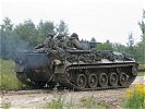 ... brausen die Panzer mit Vollgas Richtung Ziel. (Bild öffnet sich in einem neuen Fenster)