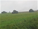 und fahren quer über ein Feld weiter. (Bild öffnet sich in einem neuen Fenster)