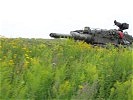 ... und Kampfpanzer sichert abseits von Straßen. (Bild öffnet sich in einem neuen Fenster)