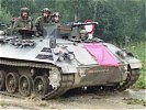 Vom Schützenpanzer aus wird das Zwischengelände überwacht. (Bild öffnet sich in einem neuen Fenster)