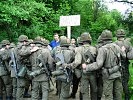 Am Nachmittag gelingt es den Soldaten, eine Demo ohne Gewalt aufzulösen. (Bild öffnet sich in einem neuen Fenster)