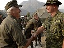 Militärdekan Auer trifft einen kanadischen Geistlichen. Foto: DnD Canada. (Bild öffnet sich in einem neuen Fenster)