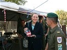 ... verkünden. Benita Ferrero-Waldner freute sich mit den Soldaten. (Bild öffnet sich in einem neuen Fenster)