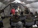 Militärdekan Auer und Pater Elias feiern die Sonntagsmesse. (Bild öffnet sich in einem neuen Fenster)