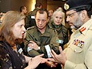 General Nadeem empfing die Bundesheer-Soldaten am Flughafen. (Bild öffnet sich in einem neuen Fenster)