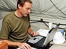 Via Satellitenverbindung erreichen die Soldaten ihre Angehörigen zu Hause. (Bild öffnet sich in einem neuen Fenster)