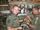 Zwei AFDRU-Unteroffiziere auf Souvenirjagd in Islamabad. (Bild öffnet sich in einem neuen Fenster)